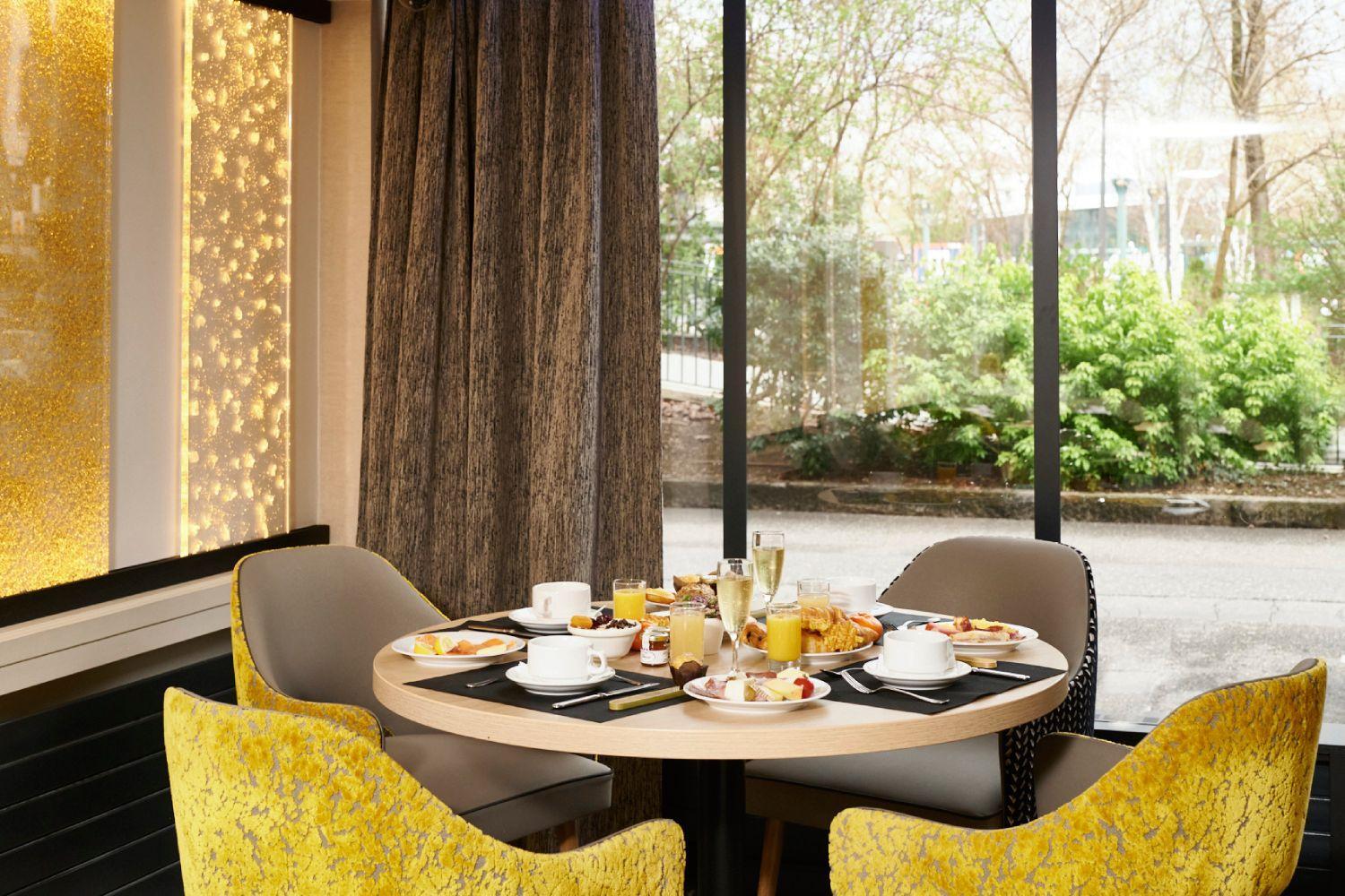 Petit-déjeuner | Best Western Plus Hôtel Carlton à Annecy